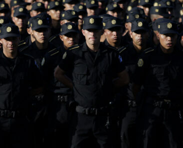 1768 Agentes de la Policía Nacional Civil y 168 agentes del Sistema Penitenciario se graduaron hoy en las instalaciones de la Academia de la Policía Nacional Civil, con lo cual se incrementan las fuerzas de seguridad al servicio de la ciudadanía.