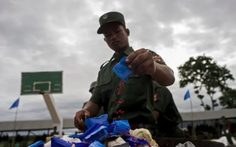 Member of United Wa State Army empty packets of yaba pills during a drugs burning ceremony. (AFP pic). Obtenida de https://www.freemalaysiatoday.com/category/world/2019/11/16/china-targets-asias-mega-rich-meth-syndicate